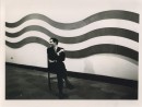 Sergio Lombardo seduto difronte a Strisce ondulate extra, 1966