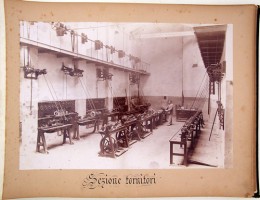 Aula didattica della sezione tornitori all'interno dell'Istituto Aldini-Valeriani, fotografia eseguita da A. Sorgato (1889)