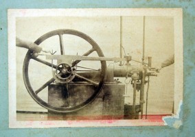 Macchina a gas con freno di Prony, fotografia eseguita da A. Sorgato (1885)