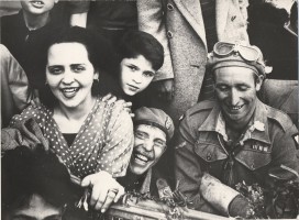 Liberazione di Bologna. 21 aprile 1945. Due militari polacchi festeggiati dai cittadini.