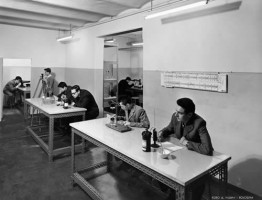 Fotografia eseguita da Villani di esercitazioni all'interno del laboratorio di Fisica (anni '50) dell'Istituto Aldini-Valeriani