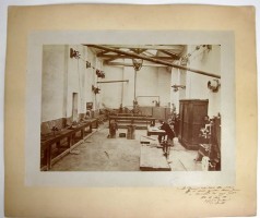 G.Musiani ritratto da A. Sorgato all'interno dell'aula d'aggiustaggio dell'Istituto Aldini-Valeriani (1881)