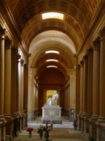 Galleria Tre Navate. Al centro spicca il marmo di Carlo Monari per il sepolcro di Enea Cocchi