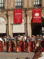 I legionari pronti all'esercitazione in Piazza Maggiore