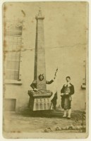 Musiani mascherato porta via la Torre Asinelli in un ritratto eseguito dalla casa Deroche (1869)