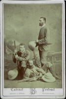 Francesco Pizzardi e due amici in tenuta da caccia grossa in una foto scattata a Parigi