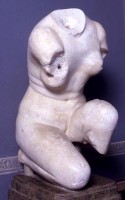 Statua acefala di Afrodite al bagno