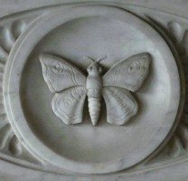 Una delle tante farfalle di marmo che abitano la Certosa
