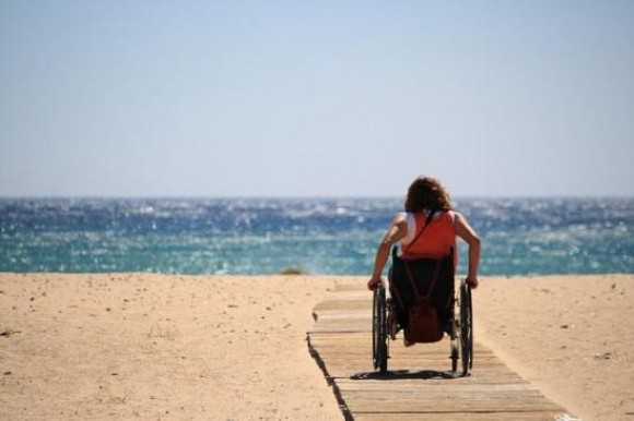 Risultati immagini per disabili in carrozzella al mare