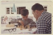 Partita a scacchi con papà, Cortina d’Ampezzo (?), agosto 1963. Fotografia a colori