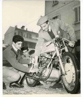 Mario Michelini e il pilota Tarquinio Provini (accosciato) con la nuova Mondial 250 bicilindrica, 1956, Famiglia Marzocchi, Archivio familiare. Foto W. Breveglieri