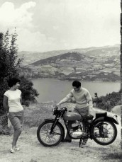 Immagine pubblicitaria della Moto Morini 125 Supersport con, sullo sfondo, il lago di Suviana nell’Appennino bolognese, 1950, Maurizio Morini, Archivio personale