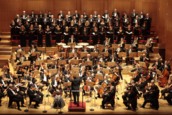 Coro e Orchestra del Teatro Comunale di Bologna. Foto di Rocco Casaluci