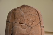 La stele commemora il ritorno di Esarhaddon dopo la vittoria sul faraone Taharga nel nord dell'Egitto nel 761 a.C.. Scoperta nel 1888 a Zincirli Höyük da Felix von Luschan e Robert Koldewey è ora conservata al Pergamon Museum a Berlino.